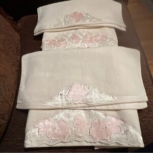 Vintage The Avanti Look 4pc Towel Set Off White Soft Pink 1978 USA Hand/ Bath